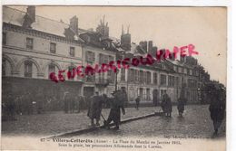 02 - VILLERS COTTERETS- LA PLACE DU MARCHE EN JANVIER 1915-SOUS LA PLUIE LES PRISONNIERS ALLEMANDS FONT LA CORVEE - Villers Cotterets