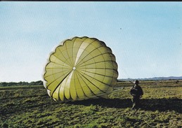 PARACHUTISME--arrivée Au Sol-- N° 11--photo P. DUJARDIN  PAU---voir 2 Scans - Parachutting