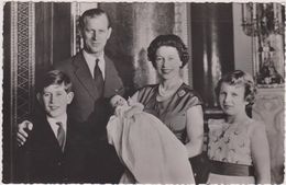 The Royal Family,her Majesty Queen Elizabeth 2,his Royal Highness Prince Philip,duke Of Edinburgh,and 3 Children, - Familles Royales