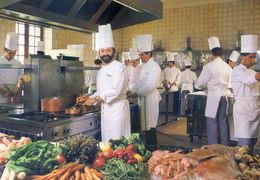 81 - Cordes Sur Ciel - Le Chef étoilé Yves Thuries En Cuisine - Hotel Restaurant Le Grand Ecuyer - Cordes