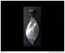 Elégant Pendentif Central Argent Et Nacre / Oyster Shell And Silver Pendant - Pendentifs