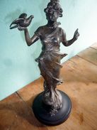 "Frau Mit Taube" Signiert - Französischer Rohguss - Bronzen
