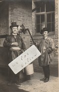 Deux Hommes Déguisés Tirant De L'eau à La Pompe  (   Carte Photo ) - To Identify