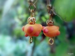 Boucles D'oreilles Orange En Verre Filé Par Une Artiste Fileuse De Verre Et Perles Filigrane Dorées - Orecchini