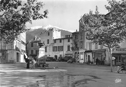 66-PRADES- PLACE DE LA REPUBLIQUE ET VUE VERS LE CANIGOU - Prades