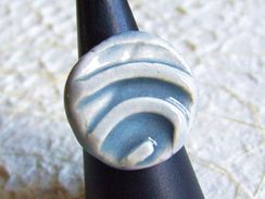 Bague Artisanale En Céramique Gris Bleu Sur Anneau Réglable Argenté  Le Cabochon Fait Environ 22x22x6mm. - Ringe