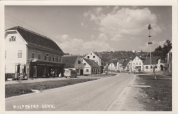 WOLFSBERG-SCHW. - Ortseinfahrt, Tabak-Trafik, Maibaum, Fotokarte Gel.195? - Wolfsberg