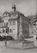 SARNEN → Dorfplatz Mit Rathaus Und Oldtimer Davor & Bruder Klaus Brunnen, Ca.1950 - Sarnen