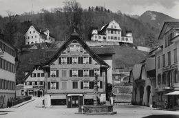 SARNEN → Dorfplatz Mit Der Eisenwarenhandlung Und Papeterie Spichtig Anno 1951 - Sarnen