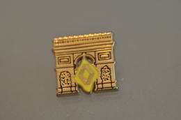 REF M1  : Pin's Pin ARTHUS BERTRAND : Theme Automobile Renault Etoile Paris Arc De Triomphe - Arthus Bertrand