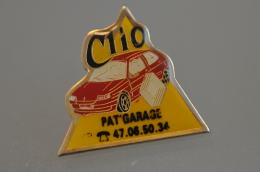 REF M1  : Pin's Pin  : Theme Automobile Renault Clio Pat Garage - Renault