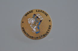 REF M4  : Pin's Pin  : Theme Sport Plongée Marc Larrive Moniteur - Duiken