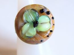 Bague En Verre Artisanal Beige Et Vert Filé Au Chalumeau Par Une Artiste Fileuse De Verre Sur Anneau Réglable Argenté - Anelli