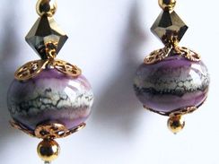 Boucles D'oreilles Artisanales Violet En Verre Filé Au Chalumeau Par Une Artiste Fileuse De Verre Et Perles En Cristal S - Aretes