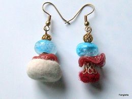 Boucles D'oreilles Dissociées Perles Artisanales Turquoise Et Bordeaux En Verre Filé Et Laine Feutrée à L'aiguille - Ohrringe