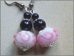 Boucles D'oreilles Roses Blanc Perles En Verre Artisanal Lampwork Et Perles De Verre Noir Hauteur Totale: Environ 44mm - Ohrringe