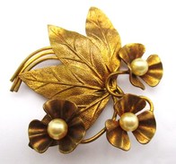 ANCIENNE BROCHE AUX TROIS FLEURS PERLES - Broches