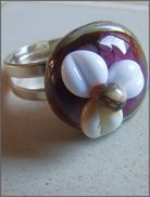 Bague En Verre Artisanal Violet Filé Au Chalumeau Par Une Artiste Fileuse De Verre Sur Anneau Réglable Argenté - Anillos