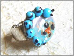 Bague "petite Chenille" Bleue En Verre Filé Au Chalumeau Par Une Artiste Fileuse De Verre Sur Anneau Réglable Argenté - Anelli