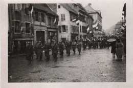 Photo Originale Militaria THANN 1945 Funérailles - War, Military