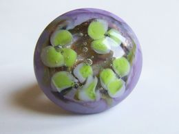 Bague En Verre Artisanal Violet Parme Filé Au Chalumeau Par Une Artiste Fileuse De Verre Sur Anneau Réglable Argenté - Bagues