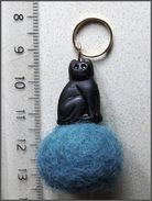 Bijou De Sac Chat Noir Sur Pompon Bleu Canard En Laine Feutrée à L'aiguille  Un Petit Chat à Emporter Partout Avec Vous. - Otros & Sin Clasificación