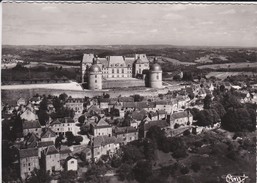 24-----HAUTEFORT--le Château Et Le Centre De La Ville--vue Aérienne ---voir 2 Scans - Hautefort