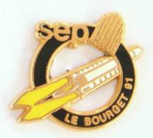 Pin's  SEP (Société Européenne De Propulsion) - LE BOURGET 91 - Fusée Ariane 5 - Zamac - Deat -  G866 - Espace