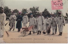 CPA Les Plaisirs De La Caserne - Départ De Corvée - 1907 (30190) - Humorísticas