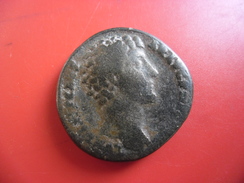 Marc Aurèle César, Sesterce, Rome, 142 Après J.C @ RARE REVERS Minerve (Pallas) Ou Athéna Combattante Avec Son Bouclier - Les Antonins (96 à 192)