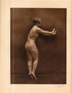 Gravure Nu Féminin Académique Femme Nue érotisme Signé Au Crayon LARYEW 22 X 28 Le Trait Sur La Gravure Provient Du Scan - Afiches