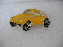 Pin's Automobile Volkswagen Coccinelle De Couleur Jaune - Volkswagen