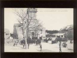 29 Ploudalmézeau La Rue Des Halles édit. Le Bourdonnec N° 1016 Animée  Sortie De Messe - Ploudalmézeau