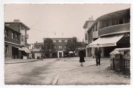 CHAMPIGNY SUR MARNE--  1952-- Place Elysée Réclus (animée,commerces,vélo)....pas Très Courante - Champigny Sur Marne