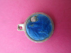Petite Médaille Religieuse Ancienne /Vierge Marie /Grotte Lourdes/émaillée Bleu/Début XXéme Siécle    CAN455 - Religion & Esotericism