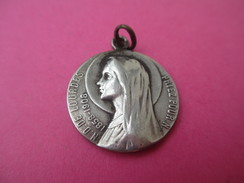 Médaille Religieuse Ancienne/ND De Lourdes/1858-1908/Aux Pieds De Marie La France Suppliante/Début XXème Siècle   CAN471 - Religion & Esotericism