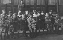 Puteaux    92   Enseignement  Scène De Classe Carte Photo 1920  Légèrement Massicotée  12,5 X 8,2   (voir Scan) - Puteaux