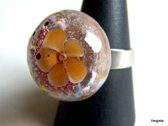 Bague En Verre Filé Au Chalumeau Par Une Artiste Fileuse De Verre Sur Anneau Réglable Argenté - Anillos