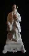 Ancien Encrier En Porcelaine Blanche Polychrome Gentilhomme Debout Fin XIX ème - Tintenfässer