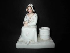 Ancien Encrier En Porcelaine De Vieux Paris Paysanne Assise XIX ème - Inkwells