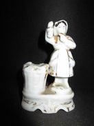 Ancien Encrier En Porcelaine De Vieux Paris Paysanne Debout XIX ème - Inkwells