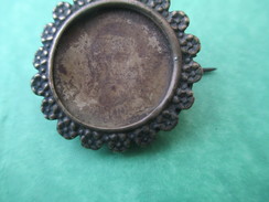 Broche Fantaisie //Ronde Festonnée/ Porte-portrait/Poilu ? Début  XXéme Siécle     BIJ35 - Brochen