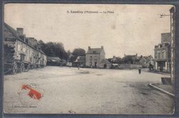 Carte Postale 53. Landivy  La Place   Trés Beau Plan - Landivy