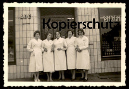 ALTES ORIGINAL FOTO AHAUS KONSUM SUPERMARKT VERKÄUFERINNEN VERKÄUFERIN LEBENSMITTEL SAFT KONSERVEN PHOTO 9 Cm X 6,2 Cm - Ahaus