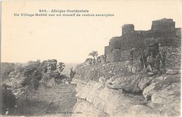 004 - SOUDAN - Un Village Habbé Sur Un Massif De Roches Escarpées - Soudan