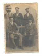 Photo Carte De 4 Hommes, Frères, Parents ?  - Peut-être Des Forains - Surréaliste - Surréalisme  (cha) - Vendedores Ambulantes