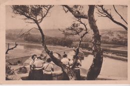 SCOUTISME Les Eclaireuses En Excursion : Le Pont D'Avignon (84) - Movimiento Scout