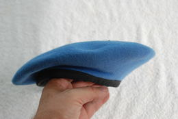 BERET BLEU DES NATIONS UNIS - Helme & Hauben