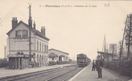 PIERRELAYE  Intérieur De La  GARE  (plan Animé  Dont TRAIN ) - Pierrelaye