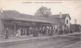 VALMONDOIS  La GARE  Quai D'embarquement Pour PARIS  Plan Animé Dont TRAIN ) - Valmondois
